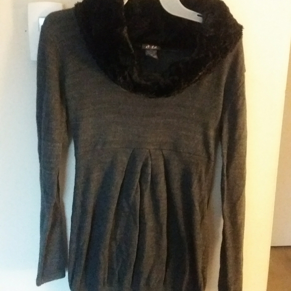 Gray sweater - Picture 3 of 4